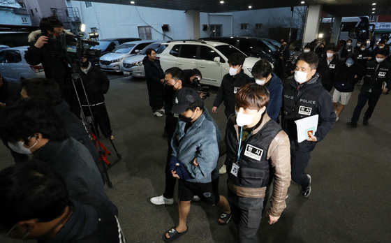 캄보디아 스캠 범죄 일당, 부산으로 압송