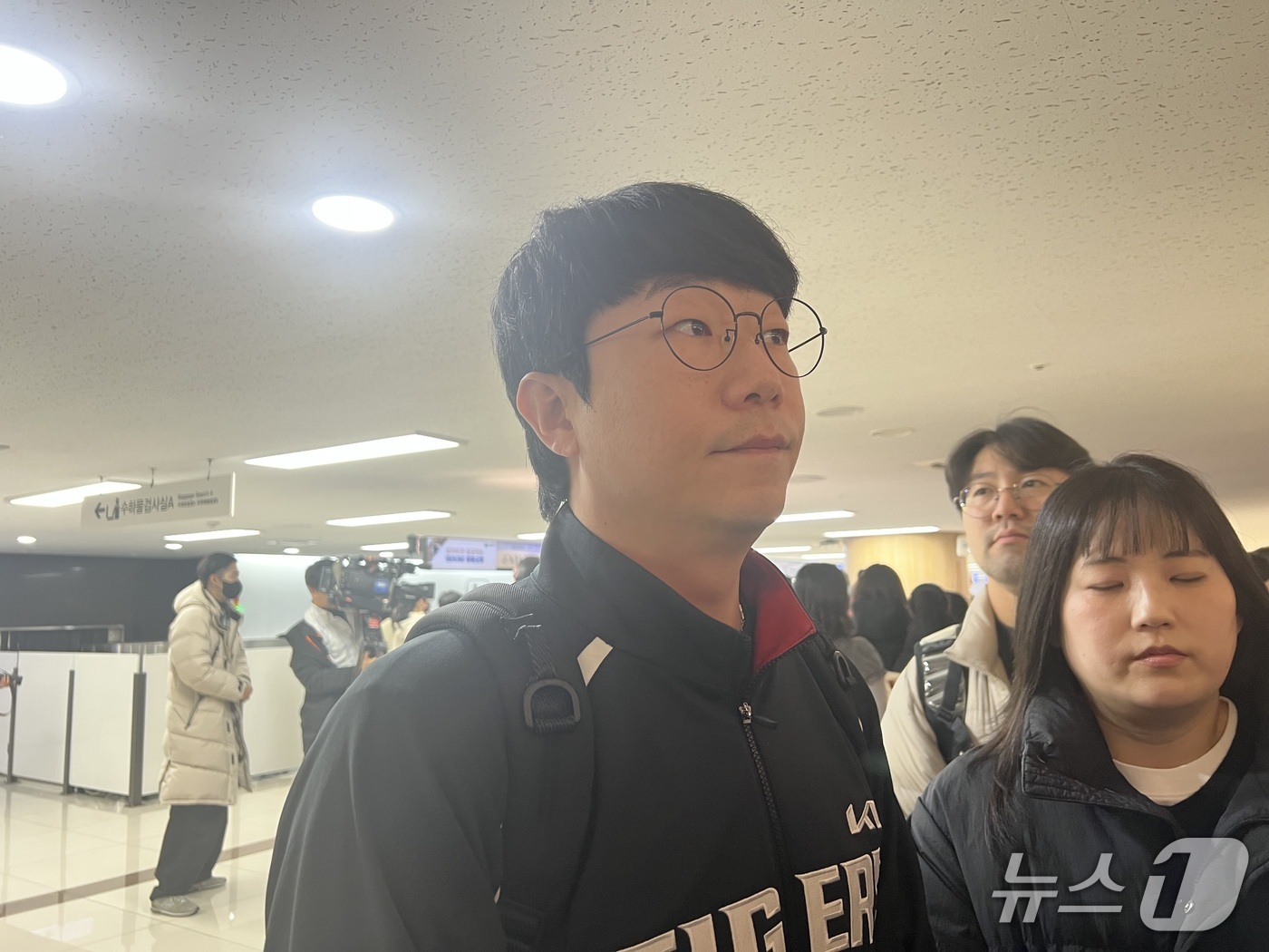 (서울=뉴스1) 이상철 기자 = KIA 타이거즈 투수 양현종이 23일 김포국제공항에서 스프링캠프지인 일본 아마미오시마로 출국하며 취재진과 인터뷰를 하고 있다. 2026.1.23/뉴 …