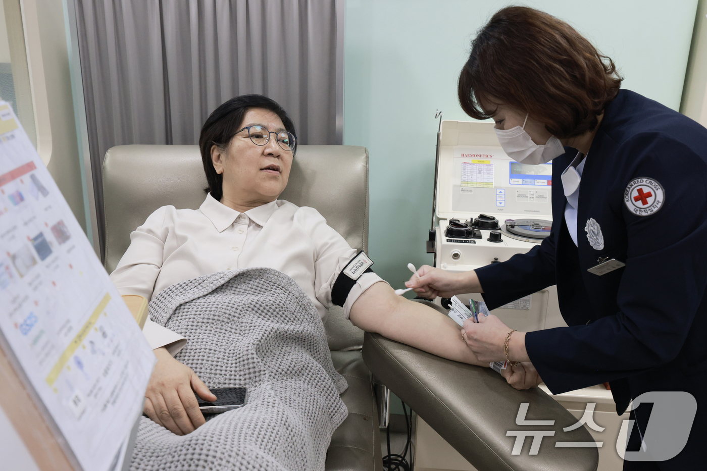 (서울=뉴스1) = 정은경 보건복지부 장관이 23일 오후 인천혈액원 헌혈의집 구월센터를 방문해 헌혈자와 센터 관계자들을 격려한 후 헌혈에 참여하고 있다. (보건복지부 제공. 재판매 …