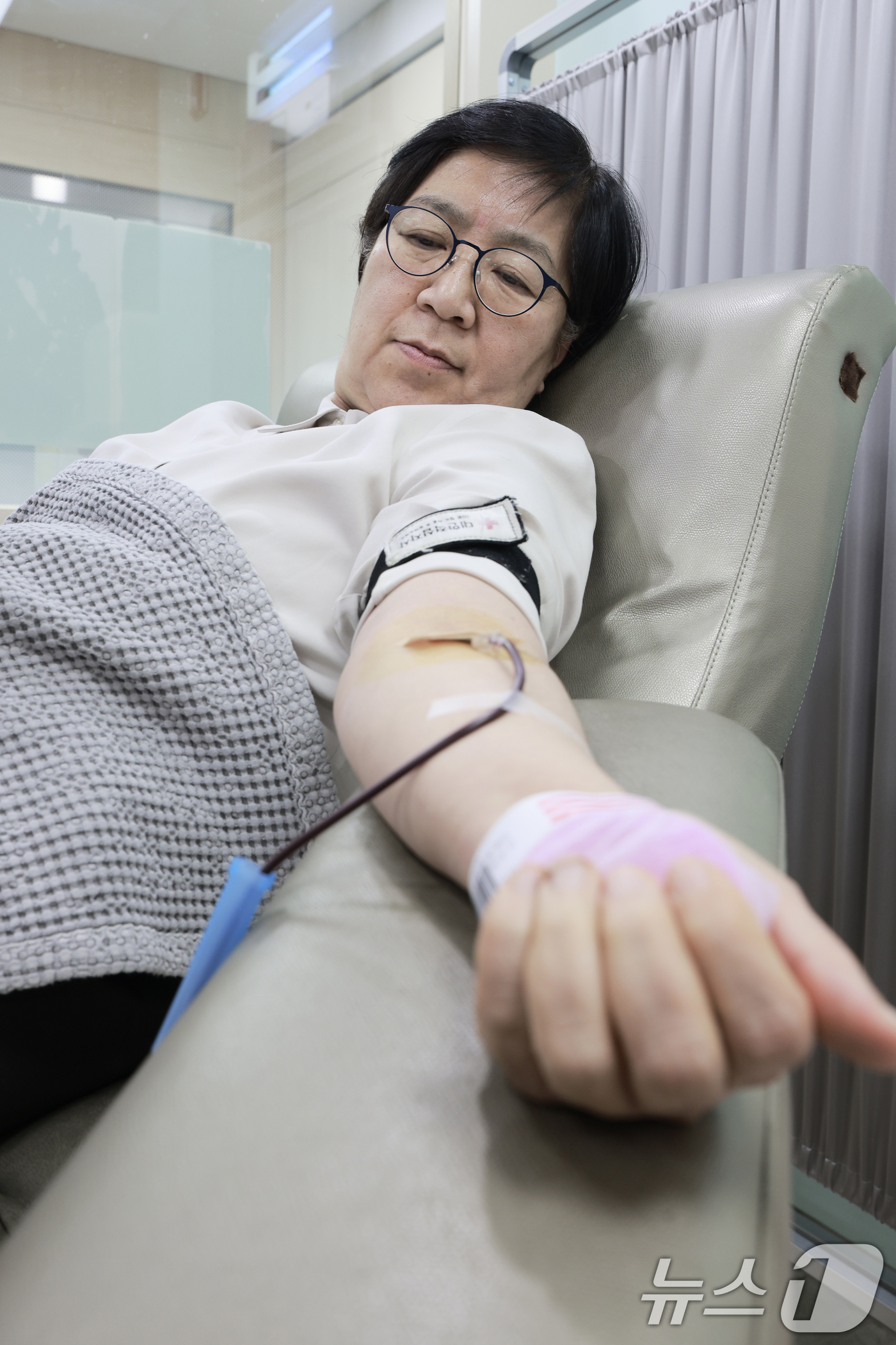 (서울=뉴스1) = 정은경 보건복지부 장관이 23일 오후 인천혈액원 헌혈의집 구월센터를 방문해 헌혈자와 센터 관계자들을 격려한 후 헌혈에 참여하고 있다. (보건복지부 제공. 재판매 …