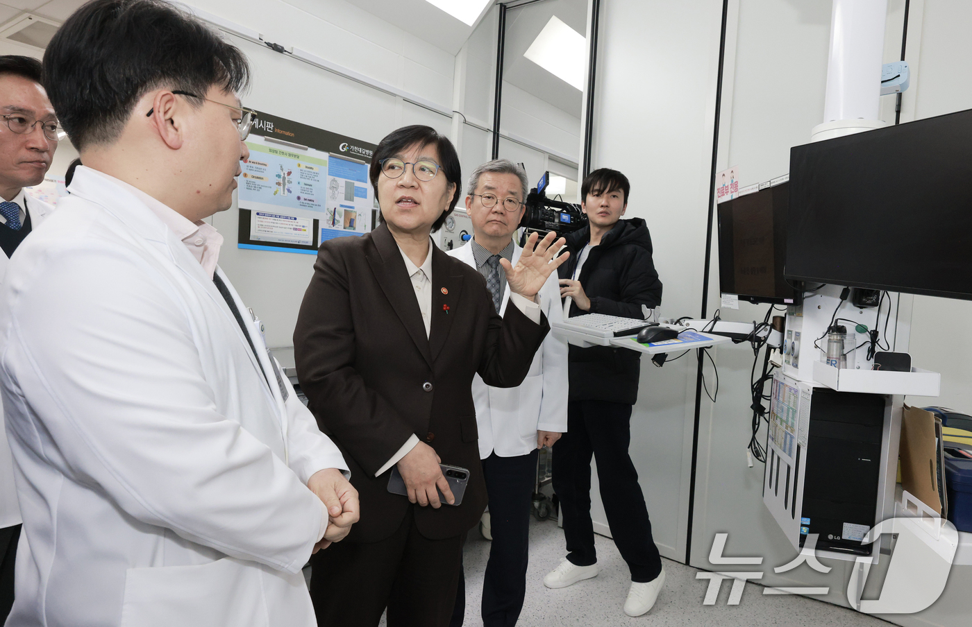 (서울=뉴스1) = 정은경 보건복지부 장관이 23일 오후 인천 남동구 가천대 길병원을 방문해 지역 응급환자 이송체계를 점검하고 있다. (보건복지부 제공. 재판매 및 DB 금지) 2 …