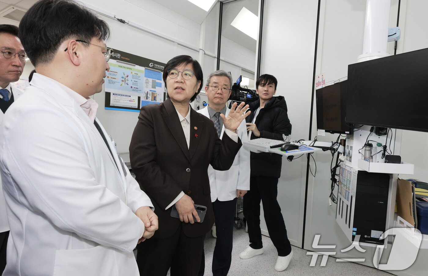 본문 이미지 - 정은경 보건복지부 장관이 23일 오후 인천 남동구 가천대 길병원을 방문해 지역 응급환자 이송체계를 점검하고 있다. (보건복지부 제공. 재판매 및 DB 금지) 2026.1.23/뉴스1