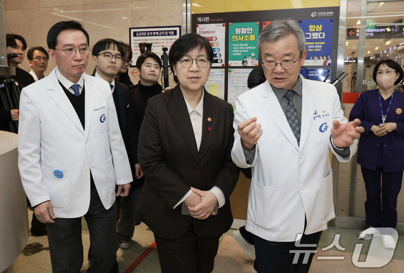 (서울=뉴스1) = 정은경 보건복지부 장관이 23일 오후 인천 남동구 가천대 길병원을 방문해 지역 응급환자 이송체계를 점검하고 있다. (보건복지부 제공. 재판매 및 DB 금지) 2 …