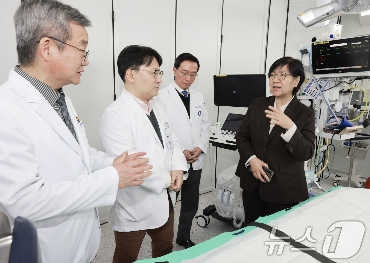 (서울=뉴스1) = 정은경 보건복지부 장관이 23일 오후 인천 남동구 가천대 길병원을 방문해 지역 응급환자 이송체계를 점검하며 의료진과 대화하고 있다. (보건복지부 제공. 재판매 …