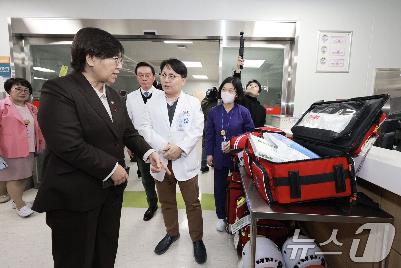 본문 이미지 - 정은경 보건복지부 장관이 23일 오후 인천 남동구 가천대 길병원을 방문해 지역 응급환자 이송체계를 점검하고 있다. (보건복지부 제공. 재판매 및 DB 금지) 2026.1.23 ⓒ 뉴스1