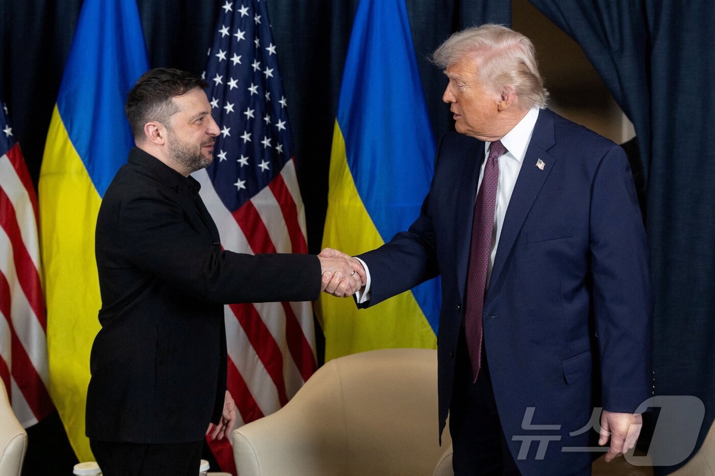본문 이미지 - 볼로디미르 젤렌스키 우크라이나 대통령(왼쪽)이 22일 스위스 다보스에서 열린 세계경제포럼(WEF)을 계기로 도널드 트럼프 미국 대통령과 만나 악수를 나누고 있다. 2026.1.22 ⓒ 로이터=뉴스1 ⓒ News1 강민경 기자
