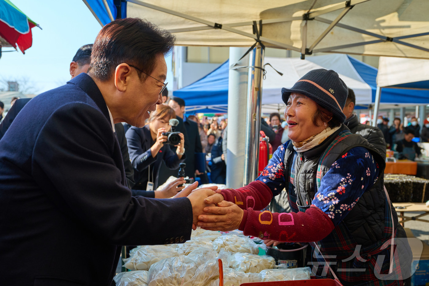 (서울=뉴스1) 이재명 기자 = 이재명 대통령이 23일 울산 울주군 남창옹기종기시장을 찾아 상인과 인사를 나누고 있다. (청와대 제공. 재판매 및 DB 금지)  2026.1.23/ …