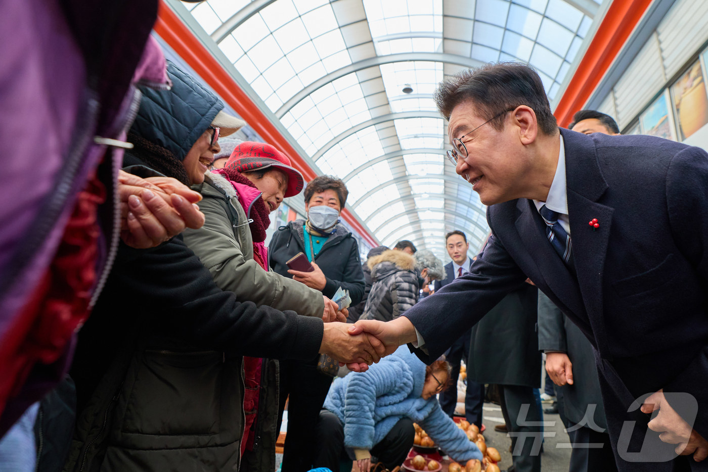 (서울=뉴스1) 이재명 기자 = 이재명 대통령이 23일 울산 울주군 남창옹기종기시장을 찾아 시민들과 인사를 나누고 있다. (청와대 제공. 재판매 및 DB 금지)  2026.1.23 …