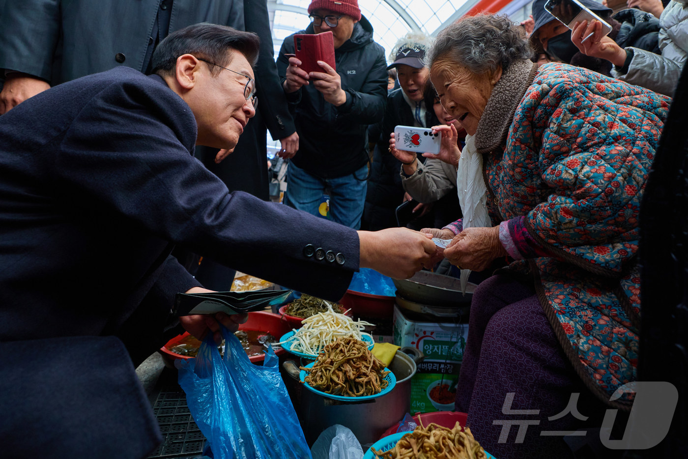 (서울=뉴스1) 이재명 기자 = 이재명 대통령이 23일 울산 울주군 남창옹기종기시장을 찾아 상품을 구입하고 있다. (청와대 제공. 재판매 및 DB 금지)  2026.1.23/뉴스1 …