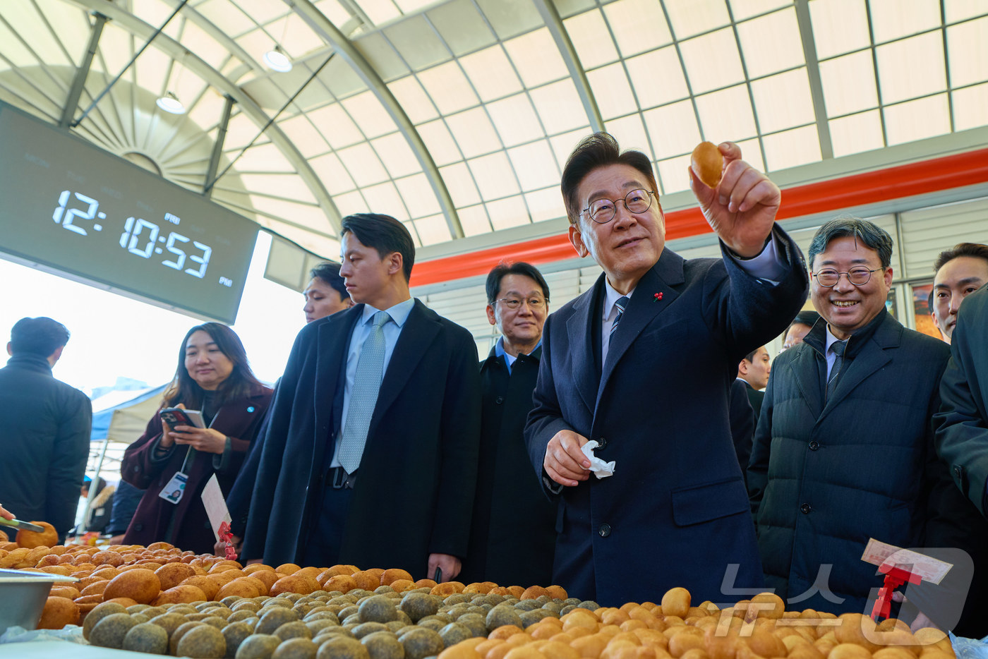 (서울=뉴스1) 이재명 기자 = 이재명 대통령이 23일 울산 울주군 남창옹기종기시장을 찾아 상품을 들어보이고 있다. (청와대 제공. 재판매 및 DB 금지)  2026.1.23/뉴스 …