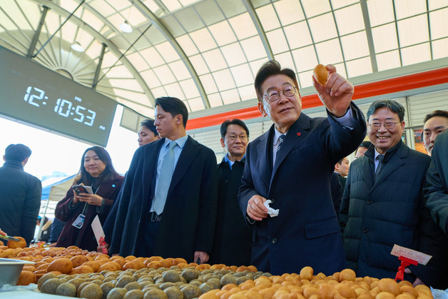 상품 들어보이는 이재명 대통령