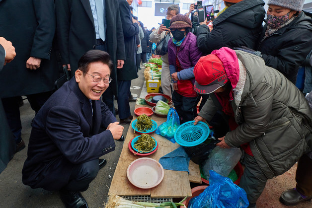 남창옹기종기시장 상인과 대화 나누는 이재명 대통령