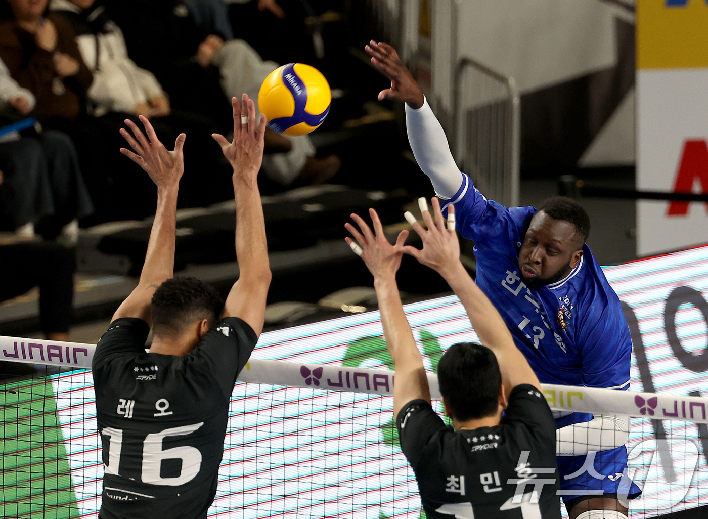 (서울=뉴스1) = 23일 수원실내체육관에서 열린 진에어 2025-26 프로배구 V-리그 한국전력과 현대캐피탈의 경기에서 한국전력 베논이 공격하고 있다. (한국전력 배구단 제공. …