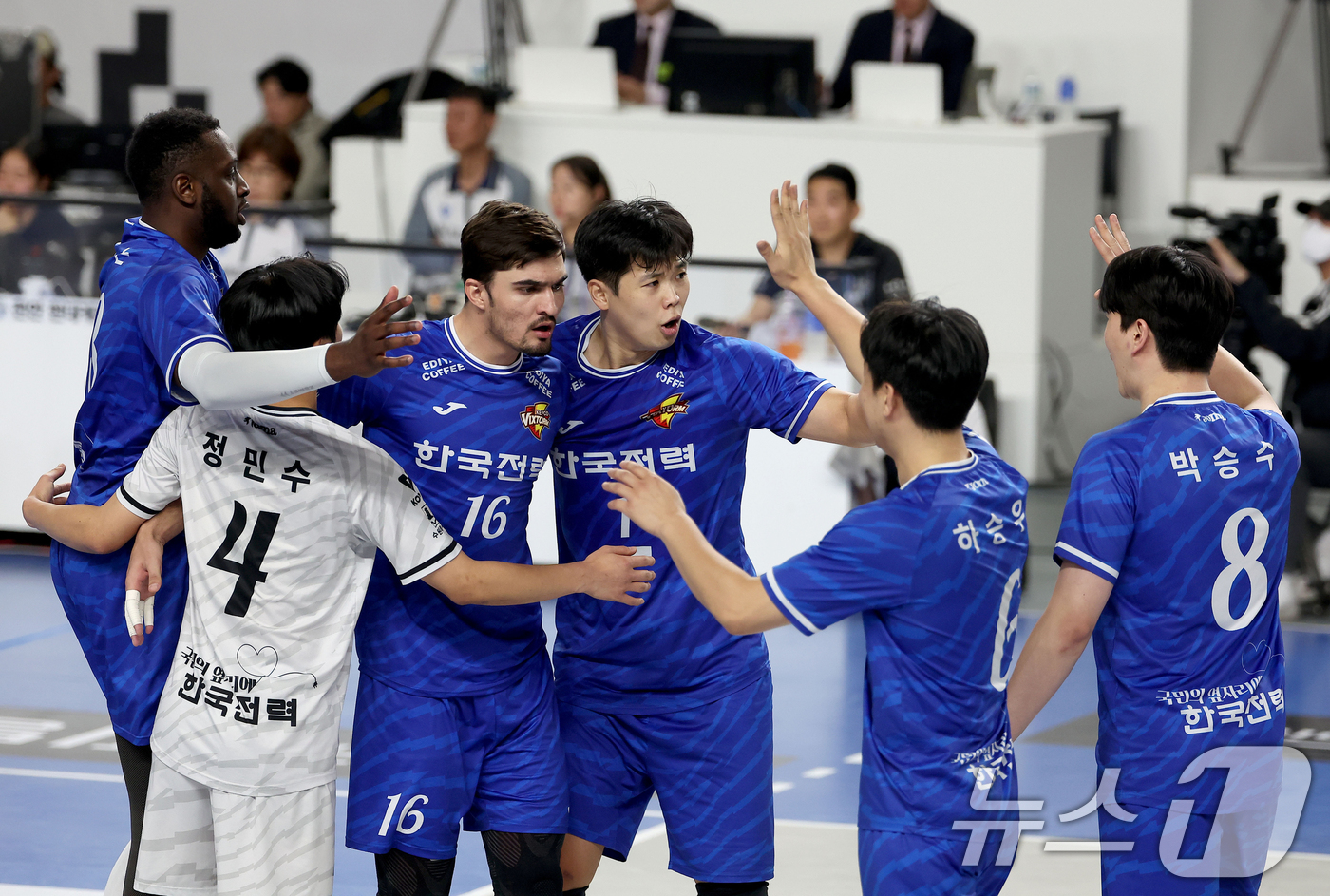 (서울=뉴스1) = 23일 수원실내체육관에서 열린 진에어 2025-26 프로배구 V-리그 한국전력과 현대캐피탈의 경기에서 한국전력 선수들이 환호하고 있다. (한국전력 배구단 제공. …