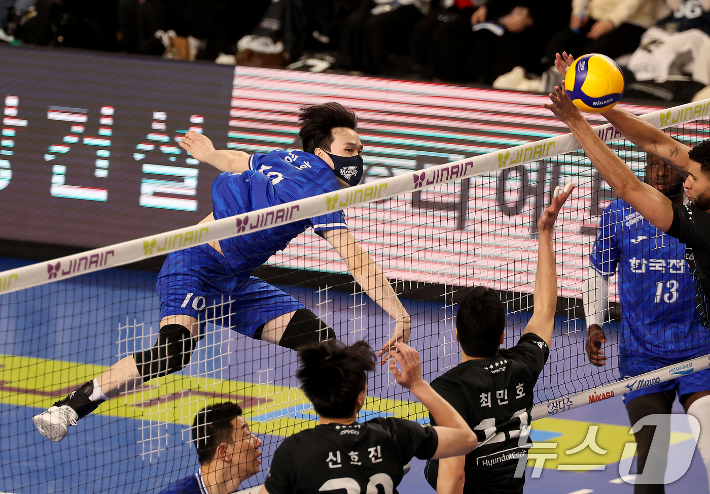 (서울=뉴스1) = 23일 수원실내체육관에서 열린 진에어 2025-26 프로배구 V-리그 한국전력과 현대캐피탈의 경기에서 한국전력 김정호가 공격하고 있다. (한국전력 배구단 제공. …