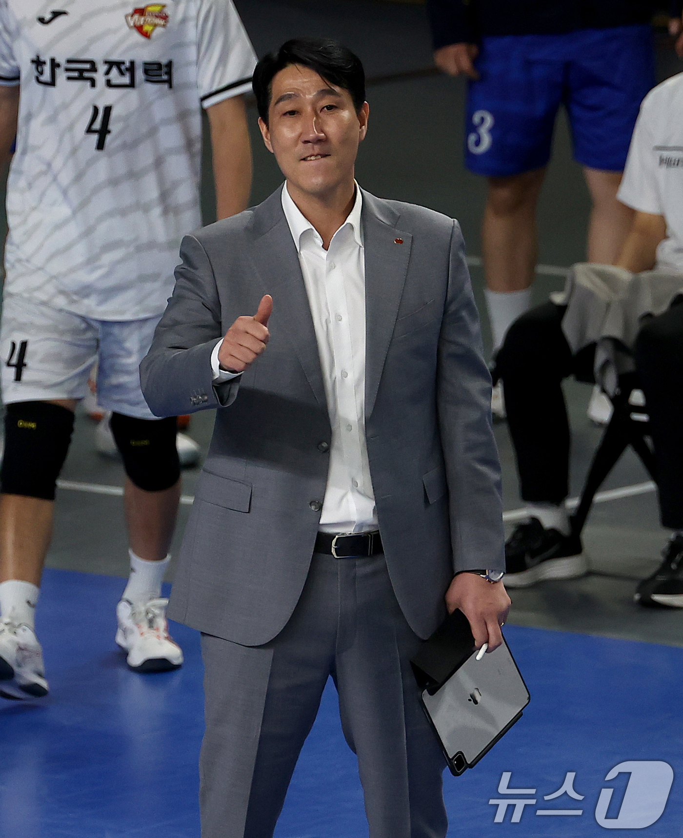 (서울=뉴스1) = 23일 수원실내체육관에서 열린 진에어 2025-26 프로배구 V-리그 한국전력과 현대캐피탈의 경기에서 한국전력 권영민 감독이 작전 지시를 하고 있다. (한국전력 …