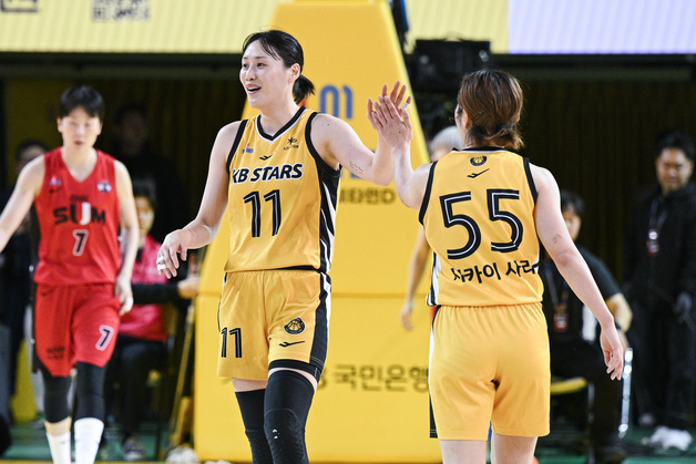 '강이슬 31득점' KB, BNK 완파하고 2위 유지