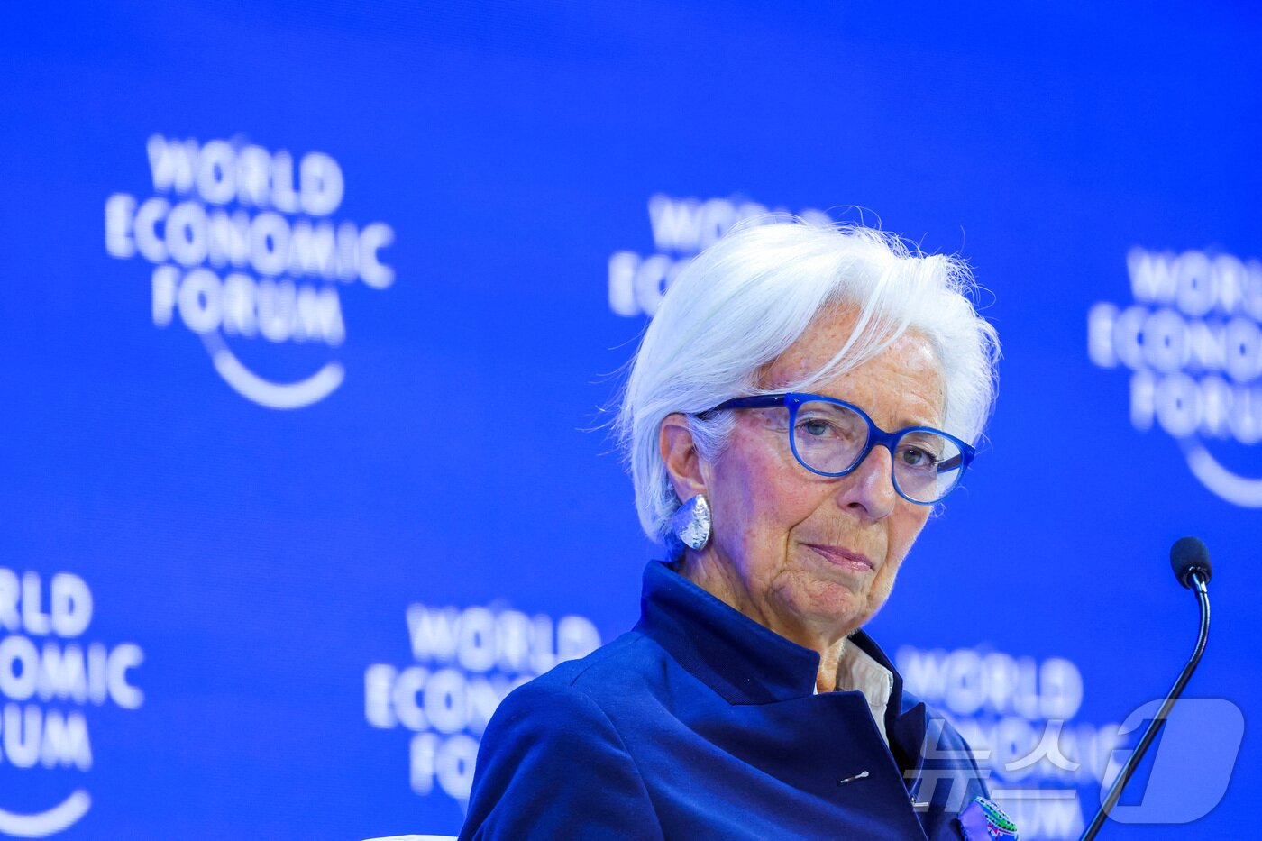 본문 이미지 - 크리스틴 라가르드 유럽중앙은행(ECB) 총재가 23일 스위스 다보스에서 열린 세계경제포럼에서 연설하고 있다. 2026.1.23 ⓒ 로이터=뉴스1 ⓒ News1 강민경 기자