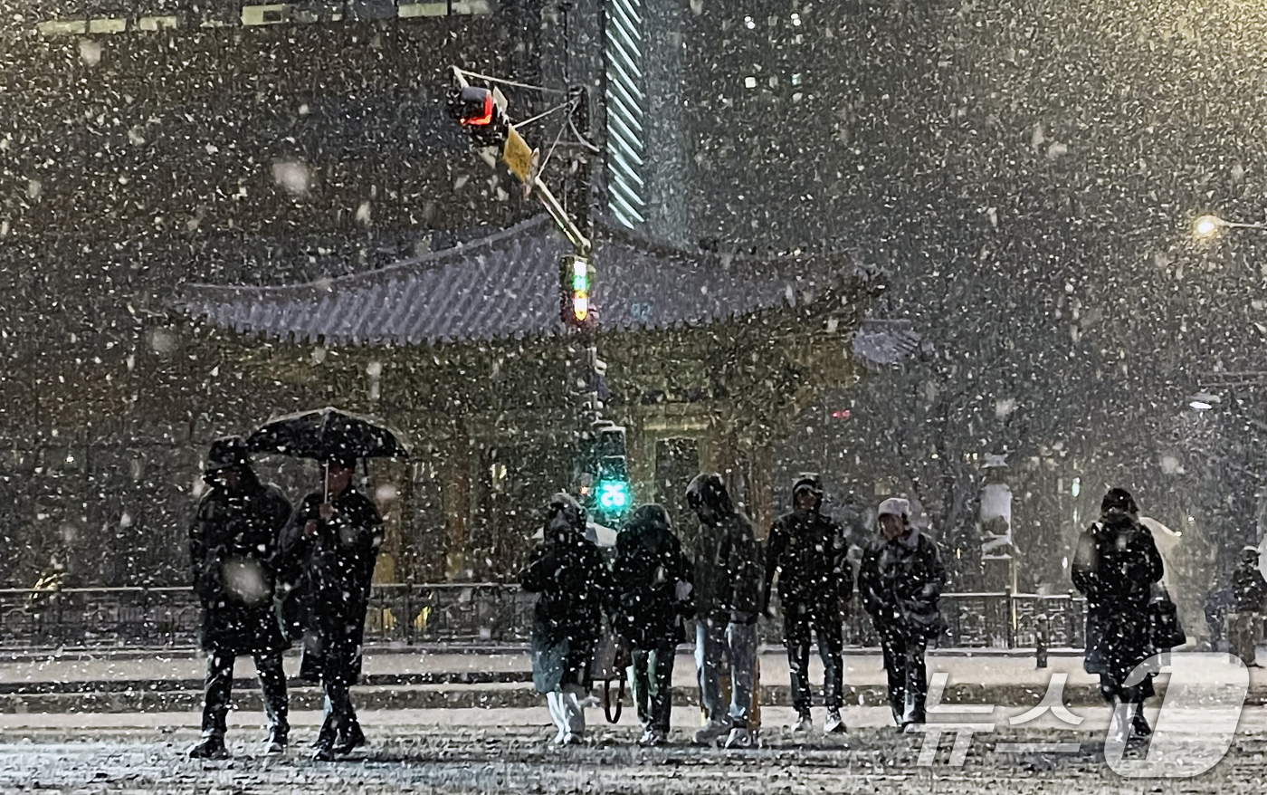 (서울=뉴스1) 오대일 기자 = 한파가 이어진 23일 밤 서울 종로구 광화문 네거리에 폭설이 내리고 있다.  2026.1.23/뉴스1