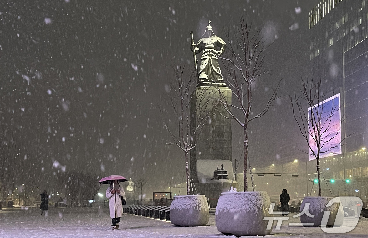 (서울=뉴스1) 오대일 기자 = 한파가 이어진 23일 밤 서울 종로구 광화문 광장에 폭설이 내리고 있다.  2026.1.23/뉴스1