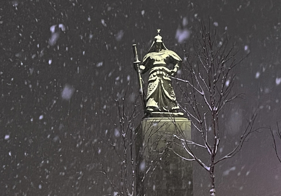 눈 내리는 광화문 광장