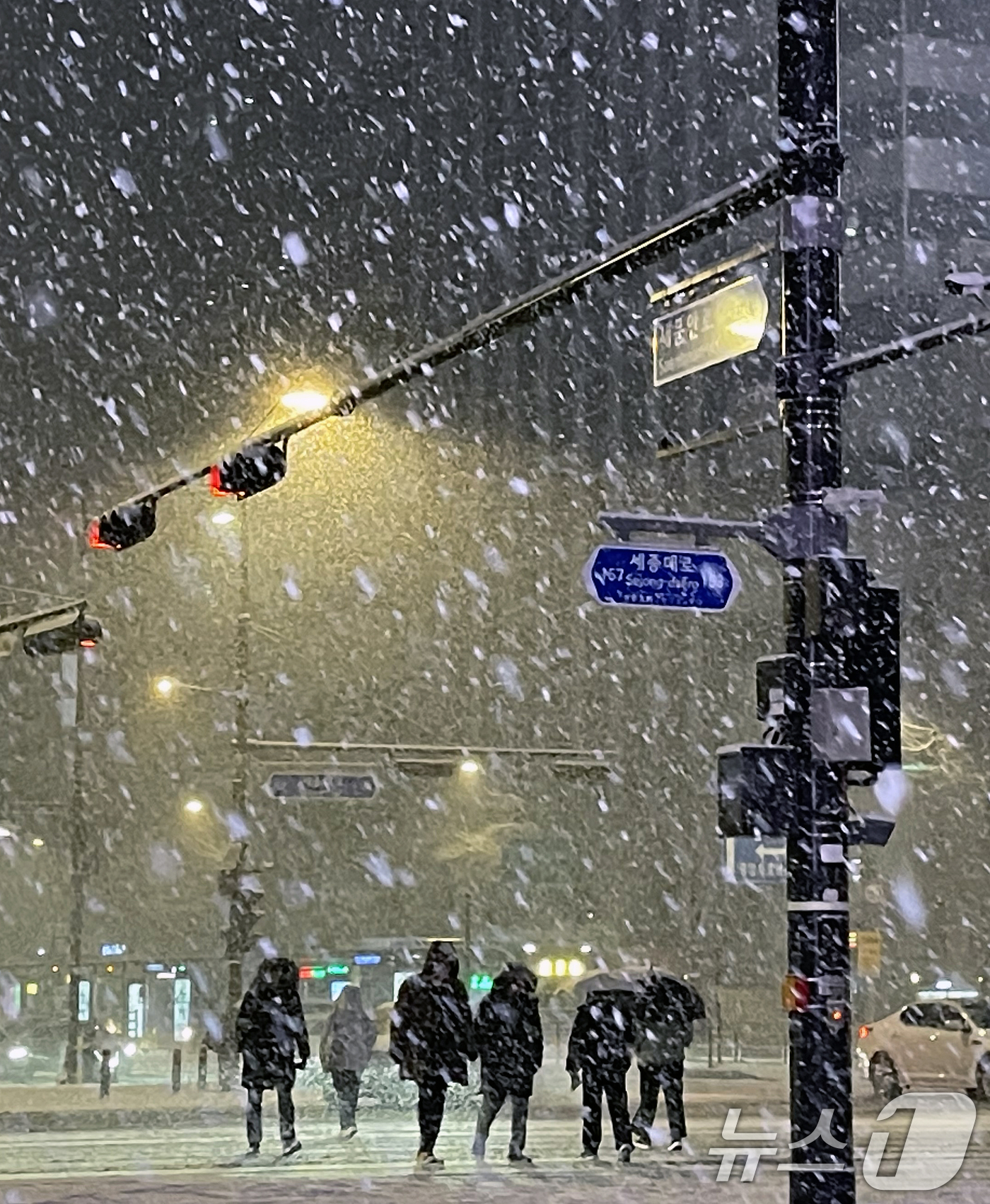 (서울=뉴스1) 오대일 기자 = 한파가 이어진 23일 밤 서울 종로구 광화문 네거리에 폭설이 내리고 있다. 2026.1.23/뉴스1