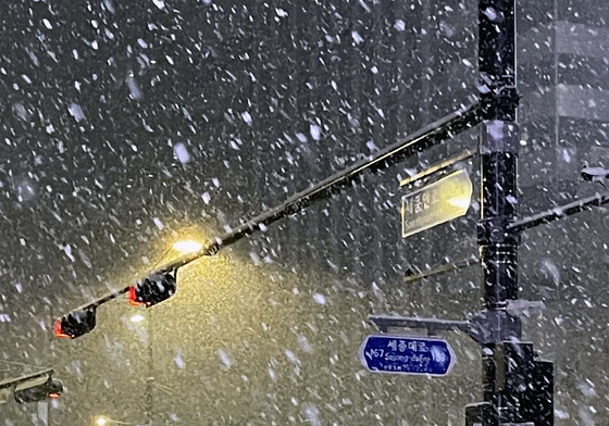 폭설에 엉금엉금 귀갓길