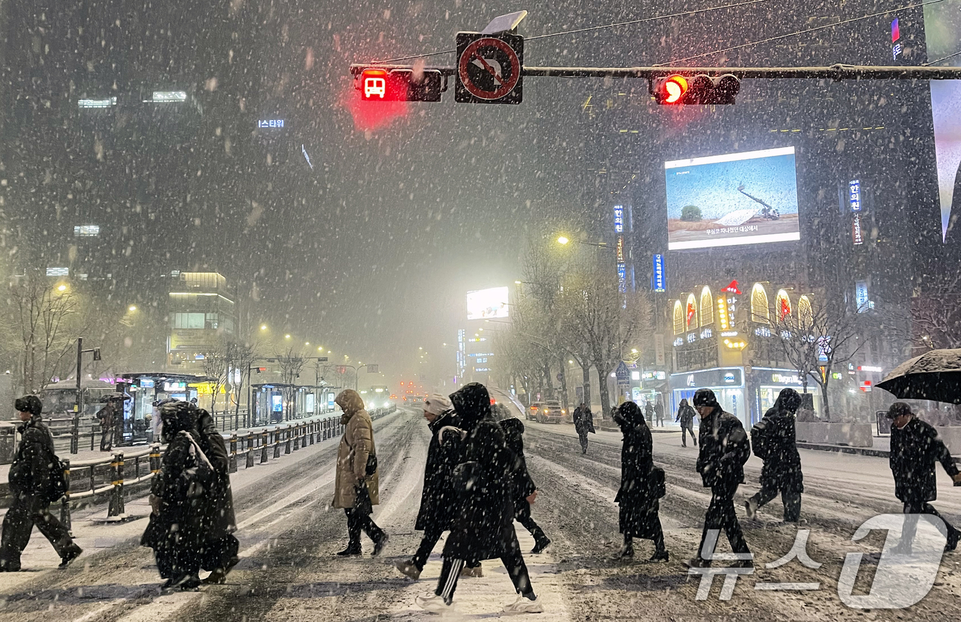 (서울=뉴스1) 오대일 기자 = 한파가 이어진 23일 밤 서울 종로구 광화문 네거리에 폭설이 내리고 있다. 2026.1.23/뉴스1