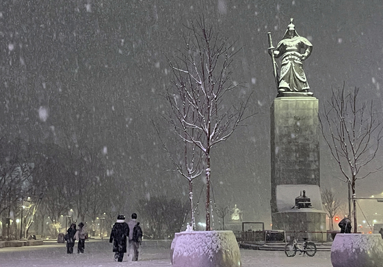 눈 내리는 광화문