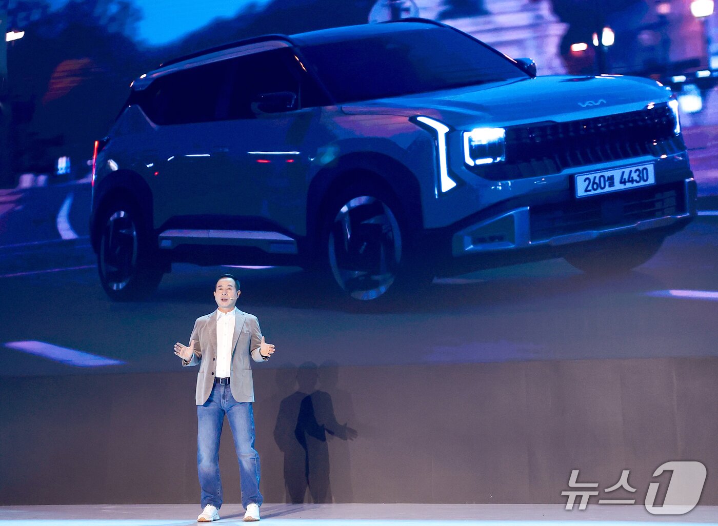 본문 이미지 - 정원정 기아 국내사업본부장(부사장)이 23일 서울 중구 DDP 아트홀에서 열린 ‘디 올 뉴 셀토스 미디어 데이’에서 국내 대표 소형 SUV 차량인 ‘디 올 뉴 셀토스’를 소개하고 있다. 2026.1.26/뉴스1 ⓒ News1 권현진 기자