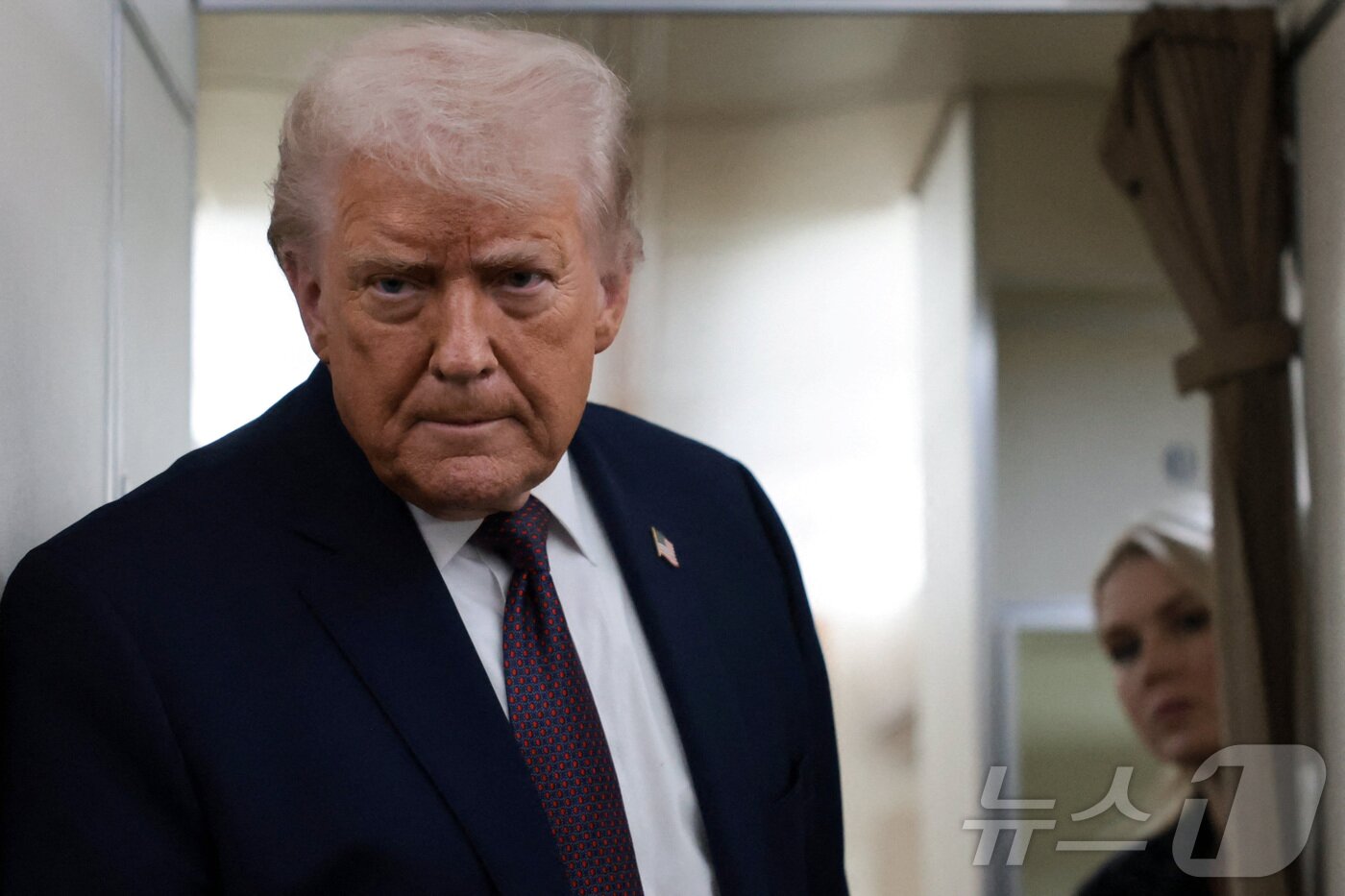 본문 이미지 - 도널드 트럼프 미국 대통령이 22일(현지시간) 스위스 다보스에서 열린 세계경제포럼(WEF)에 참석한 뒤 워싱턴DC 백악관으로 복귀하기 위해 탑승한 에어포스원(미 대통령 전용기)에서 기자들의 질문을 듣고 있다. 2026.01.22. ⓒ 로이터=뉴스1 ⓒ News1 류정민 특파원