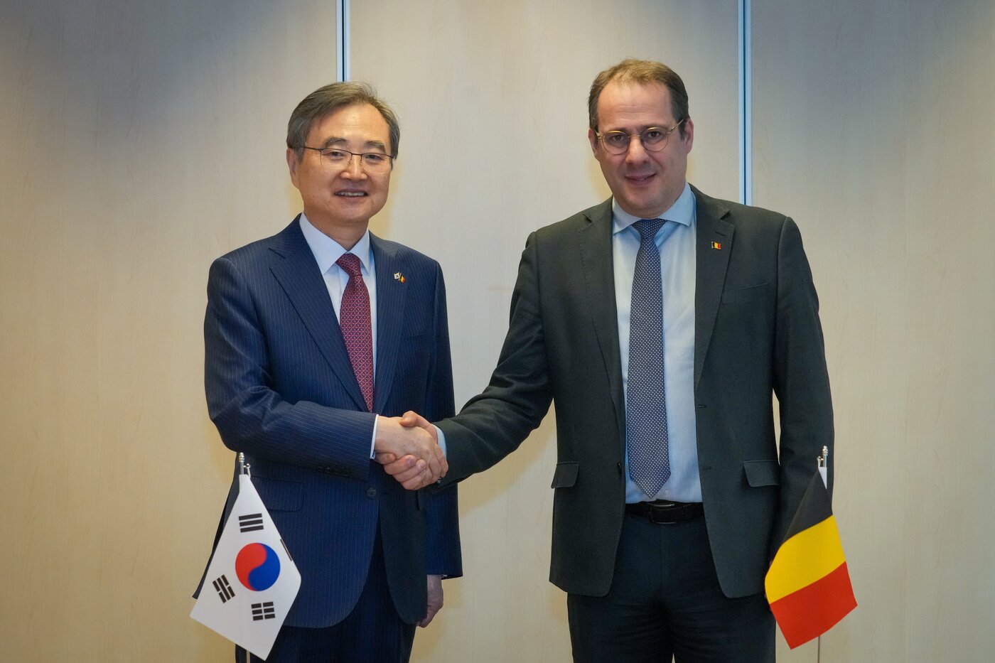 본문 이미지 - 조현 외교부 장관이 23일(현지시간) 다비드 클라린발 벨기에 부총리와 만나 기념촬영하고 있다.(외교부 제공)