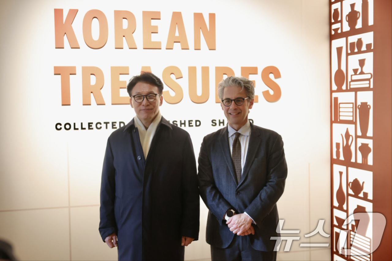 (서울=뉴스1) 임세영 기자 = 김민석 국무총리가 23일(현지시간) 미국 워싱턴 DC 스미소니언 미술관에 방문해 한국 미술 특별전을 관람하고 있다. (총리실 제공. 재판매 및 DB …