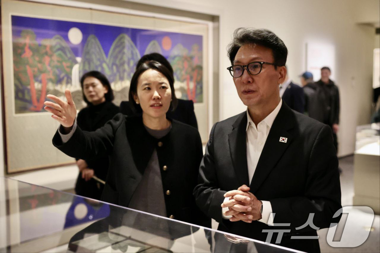 (서울=뉴스1) 임세영 기자 = 김민석 국무총리가 23일(현지시간) 미국 워싱턴 DC 스미소니언 미술관에 방문해 한국 미술 특별전을 관람하고 있다. (총리실 제공. 재판매 및 DB …