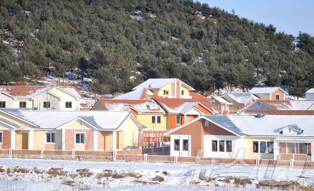 (평양 노동신문=뉴스1) = 북한 노동당 기관지 노동신문은 24일 황해북도 중화군과 신계군 여러 농촌마을에서 살림집(주택) 입사(입주) 모임이 진행됐다고 보도했다. [국내에서만 사 …