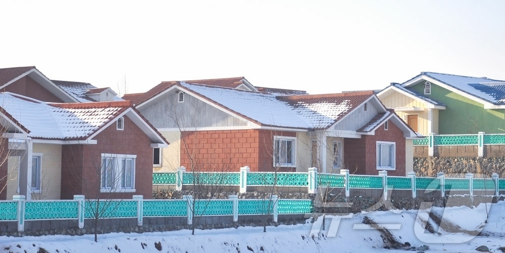 (평양 노동신문=뉴스1) = 북한 노동당 기관지 노동신문은 24일 황해북도 중화군과 신계군 여러 농촌마을에서 살림집(주택) 입사(입주) 모임이 진행됐다고 보도했다. [국내에서만 사 …