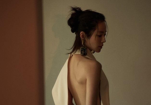한지민, 등 완전 노출 파격 패션…반전 섹시미 [N화보]
