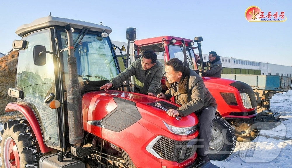 (평양 노동신문=뉴스1) = 북한 노동당 기관지 노동신문은 24일 문덕군 립석농장에서 농기계 정비를 책임적으로 하고 있다고 보도했다. [국내에서만 사용가능. 재배포 금지. DB 금 …