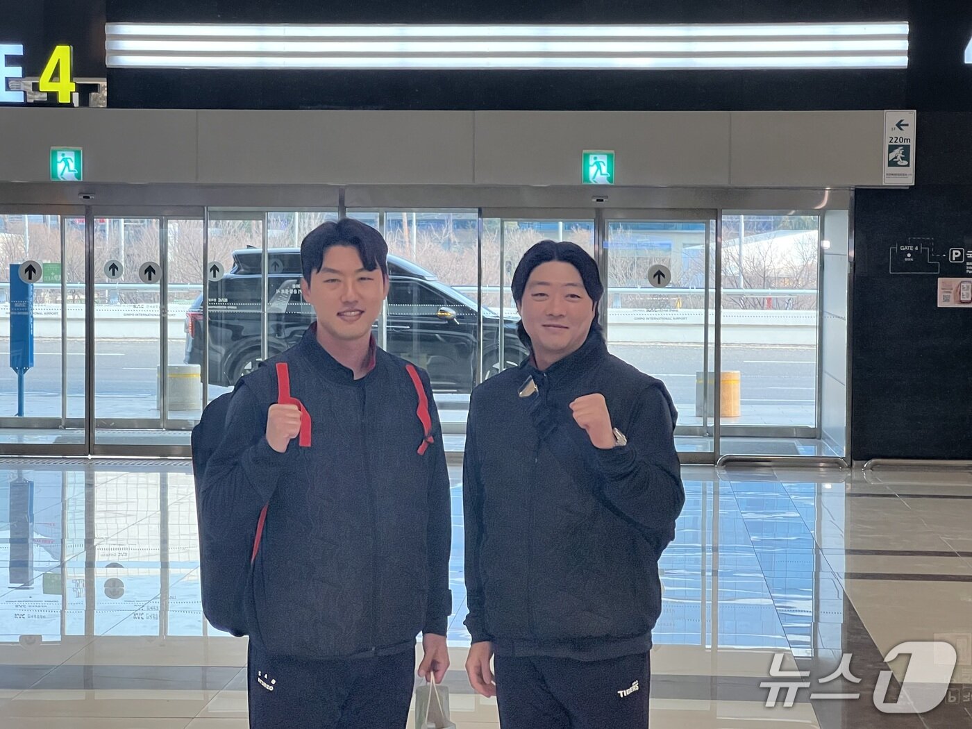 본문 이미지 - KIA 타이거즈로 이적한 투수 김범수(오른쪽)와 홍건희. 2026.1.23/뉴스1 ⓒ News1 이상철 기자