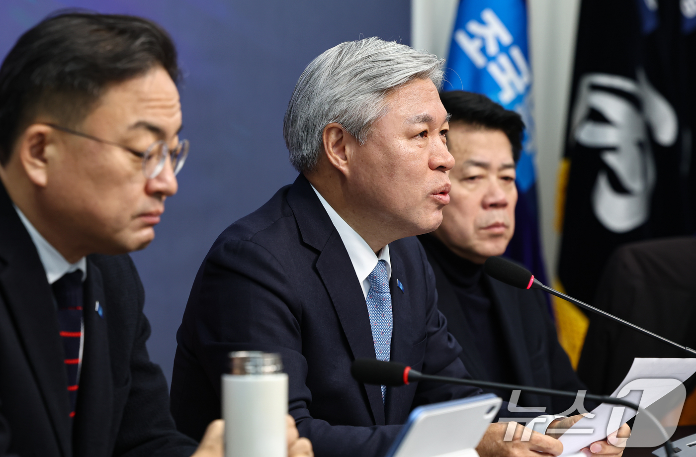 (서울=뉴스1) 김도우 기자 = 서왕진 조국혁신당 원내대표가 24일 서울 여의도 국회에서 열린 의원총회에서 모두 발언을 하고 있다.조국혁신당은 이날 의총에서 정청래 더불어민주당 대 …