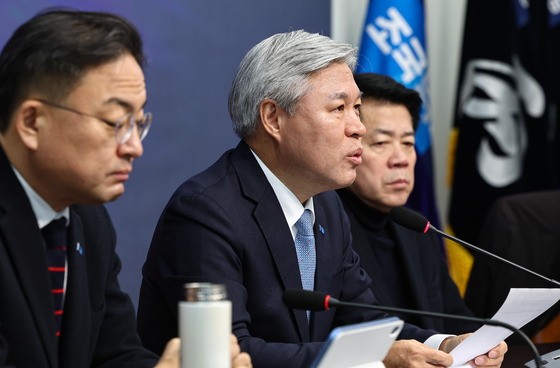 조국혁신당, 의원총회…민주와 합당론 논의