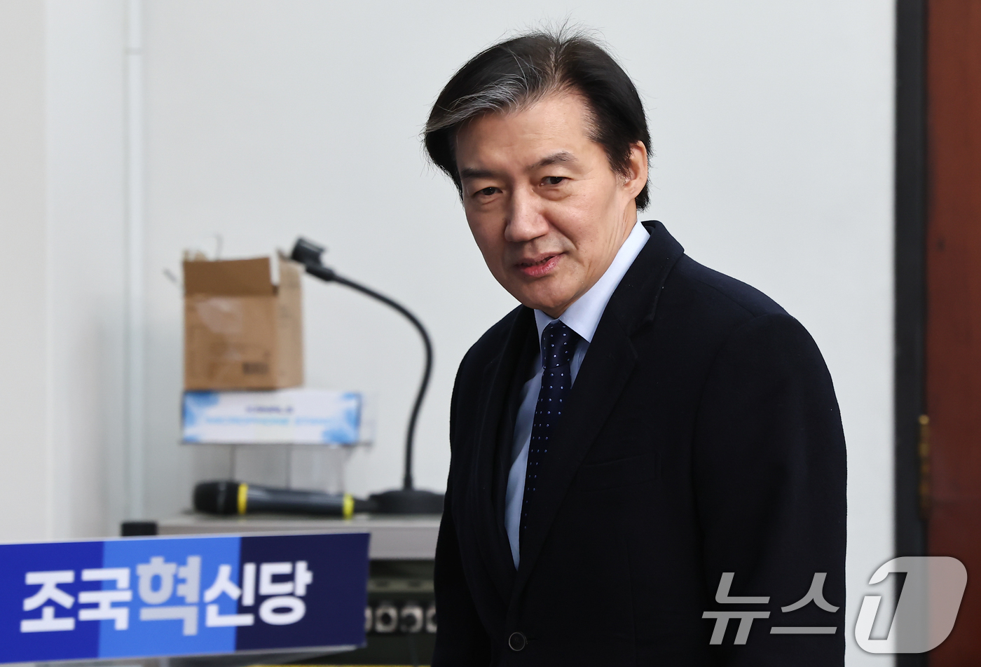 (서울=뉴스1) 김도우 기자 = 조국 조국혁신당 대표가 24일 서울 여의도 국회에서 열린 의원총회 회의실에 들어서고 있다.조국혁신당은 이날 의총에서 정청래 더불어민주당 대표가 제안 …