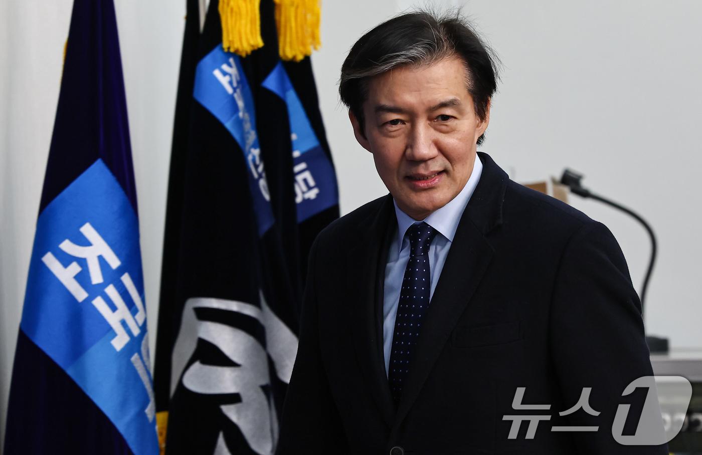 (서울=뉴스1) 김도우 기자 = 조국 조국혁신당 대표가 24일 서울 여의도 국회에서 열린 의원총회 회의실에 들어서고 있다.조국혁신당은 이날 의총에서 정청래 더불어민주당 대표가 제안 …