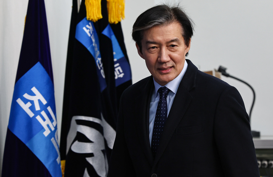 의원총회 들어서는 조국 대표