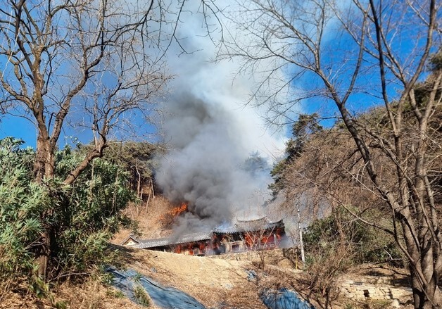 영주 풍기읍 고택 화재 산불로 확산…헬기 11대 투입 진화 중