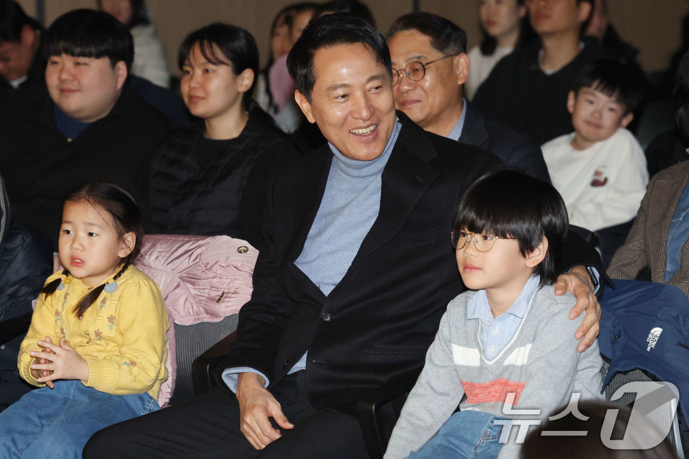 (서울=뉴스1) 이광호 기자 = 오세훈 서울시장이 24일 오전 서울 강동구 둔촌동 강동중앙도서관에서 열린 서울 패밀리 데이 행사에서 아이들과 함께 자리하고 있다.  2026.1.2 …