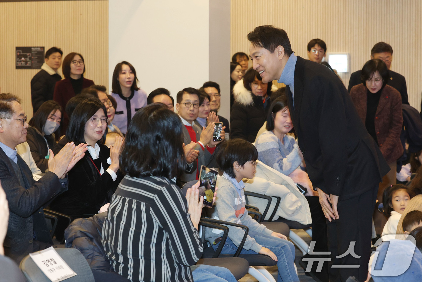 (서울=뉴스1) 이광호 기자 = 오세훈 서울시장이 24일 오전 서울 강동구 둔촌동 강동중앙도서관에서 열린 서울 패밀리 데이 행사에서 참석자들에게 인사하고 있다.  2026.1.24 …