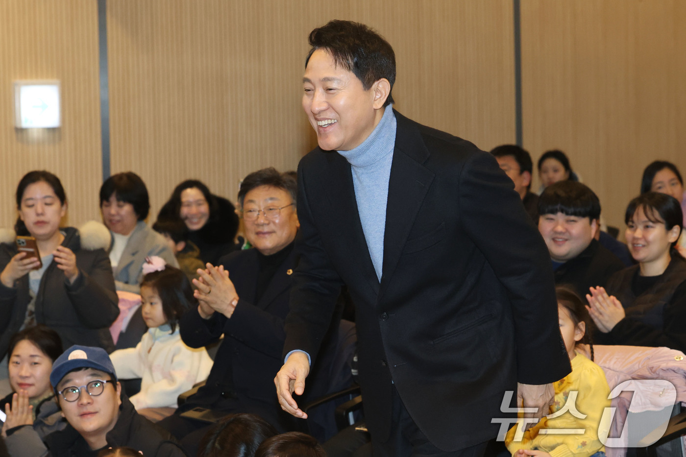 (서울=뉴스1) 이광호 기자 = 오세훈 서울시장이 24일 오전 서울 강동구 둔촌동 강동중앙도서관에서 열린 서울 패밀리 데이 행사에 참석하고 있다.  2026.1.24/뉴스1