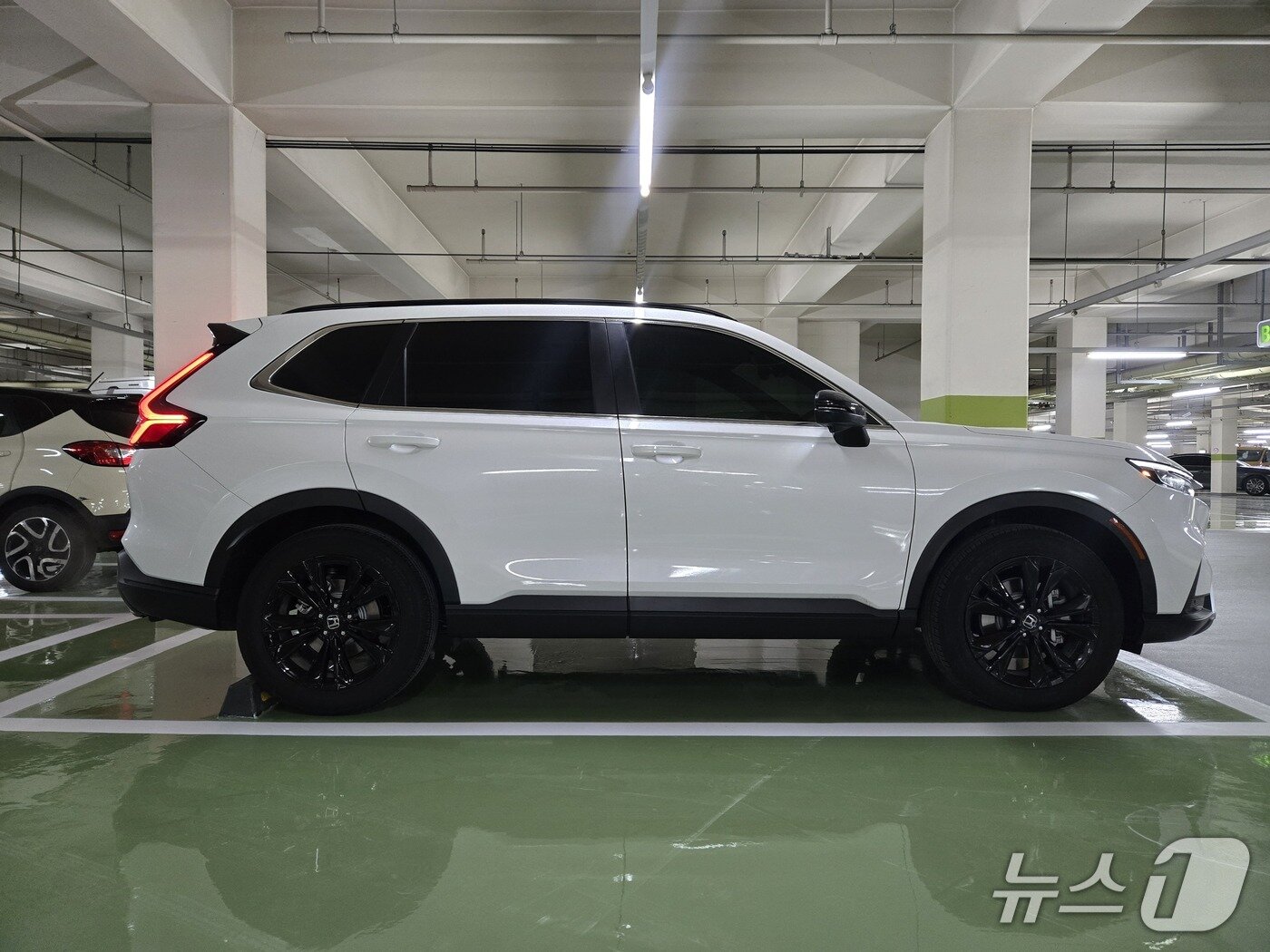본문 이미지 - 혼다의 준중형 SUV 'CR-V'의 6세대 부분변경 모델인 '뉴 CR-V 하이브리드'의 측면부 모습. 2026.01.19/뉴스1 김성식 기자
