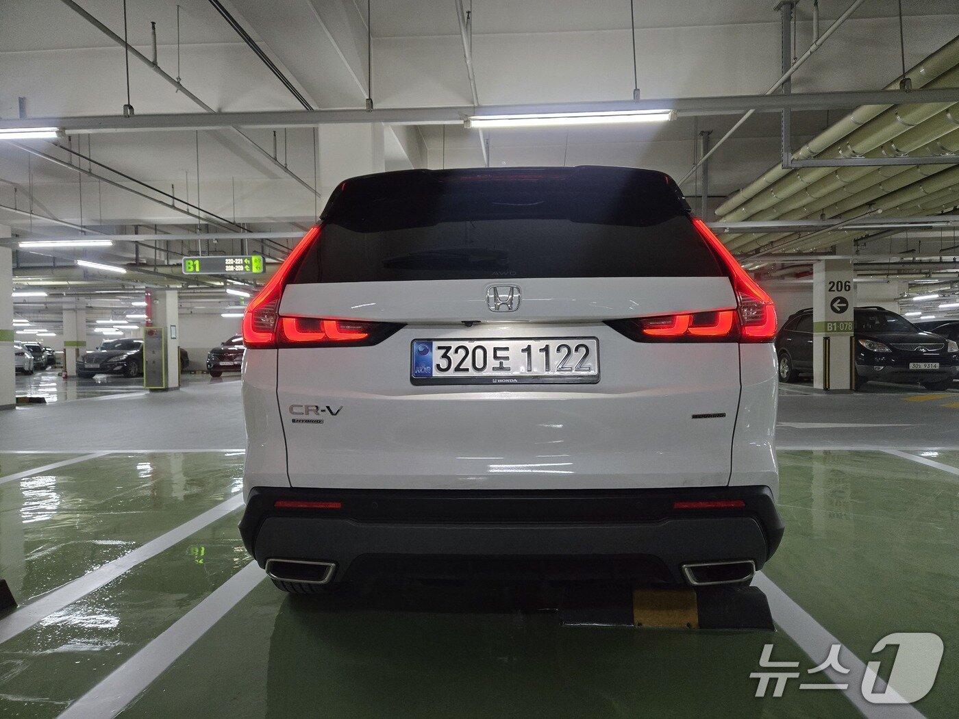 본문 이미지 - 혼다의 준중형 SUV 'CR-V'의 6세대 부분변경 모델인 '뉴 CR-V 하이브리드'의 후면부 모습. 2026.01.19/뉴스1 김성식 기자